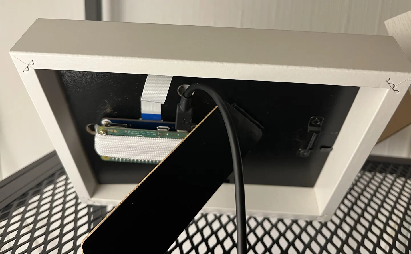 Rückseite des Bilderrahmens mit Raspberry Pi Zero